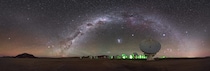 アルマ望遠鏡の上空にかかる天の川のアーチ