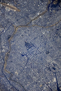 ISSから1200mm超望遠レンズで撮影された名古屋の詳細写真