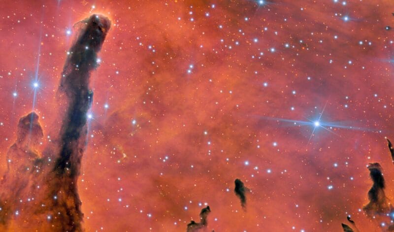 赤く輝く散光星雲NGC 6820と青白く輝く散開星団NGC 6823　ジェミニ北望遠鏡が撮影