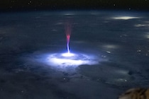 ISS（国際宇宙ステーション）から見た、宇宙へ伸びる超高層大気の放電現象「巨大ジェット」