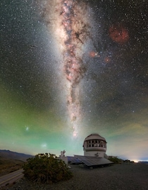 南米チリ、ジェミニ南望遠鏡の頭上に立ち昇る天の川