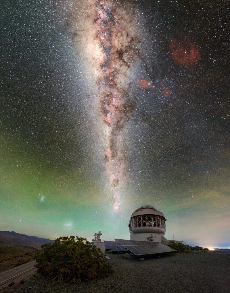 南米チリ、ジェミニ南望遠鏡の頭上に立ち昇る天の川