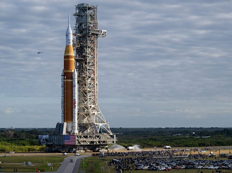 射点へ移動中のSLSロケット。写真右下側の人や車と比べるとその大きさがわかるのではないでしょうか。Image Credit: NASA/Keegan Barber