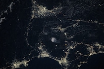 ISS（国際宇宙ステーション）から見た夜の富士山と周辺都市の夜景