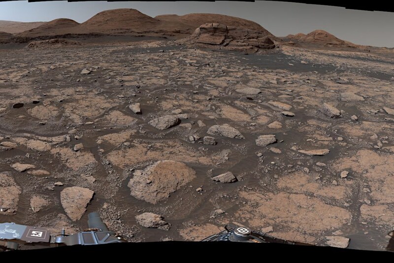 火星探査車キュリオシティがとらえた、高さ6mの岩周辺の360度パノラマ