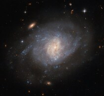超新星の調査のためにハッブル望遠鏡が撮影した渦巻銀河NGC 941