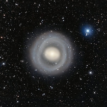 中心を二重のリングが取り囲む渦巻銀河NGC 1269　ダークエネルギーカメラで撮影