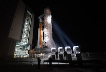 月を目指すアルテミス2のSLSロケット、4月の打ち上げに向け射点への移動を開始