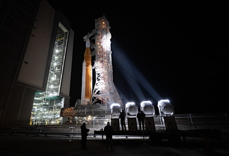 月を目指すアルテミス2のSLSロケット、4月の打ち上げに向け射点への移動を開始