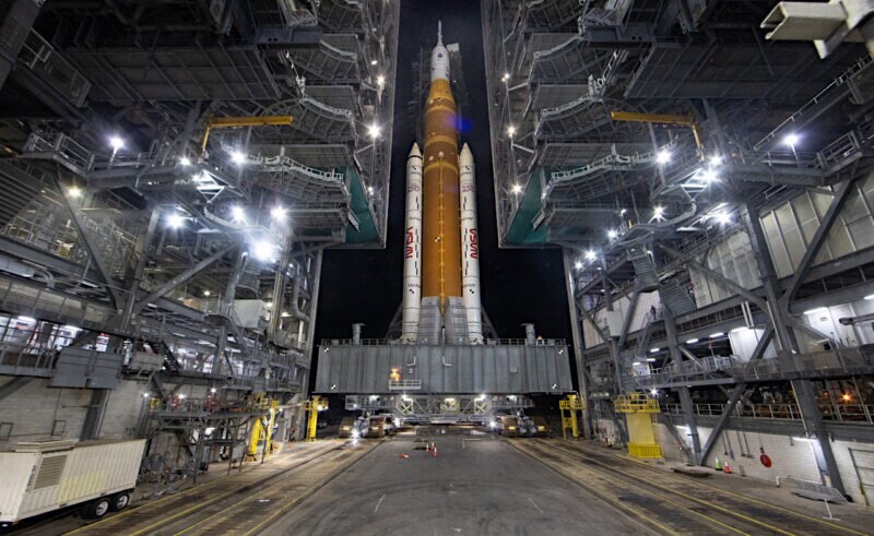 VABを出発するSLSロケット。Image Credit: NASA/Aubrey Gemignani