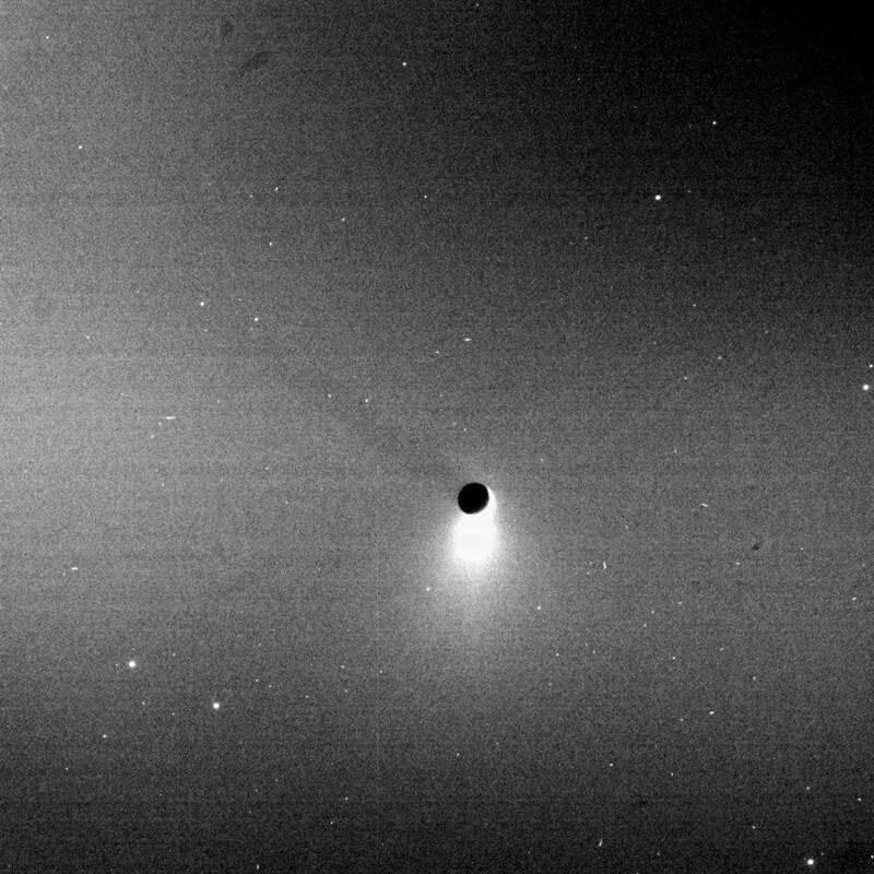 土星のEリングに落ちる衛星エンケラドスの影