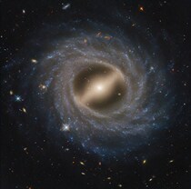 ハッブル宇宙望遠鏡がとらえた棒渦巻銀河NGC 5335　打ち上げ35周年記念画像（4）