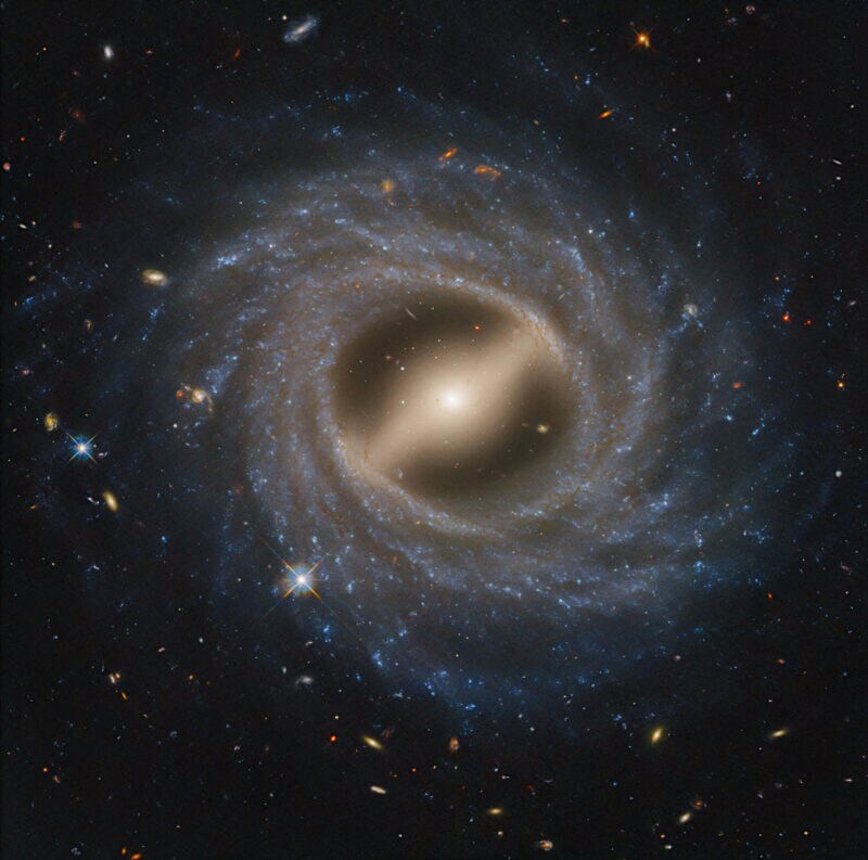 ハッブル宇宙望遠鏡がとらえた棒渦巻銀河NGC 5335　打ち上げ35周年記念画像（4）