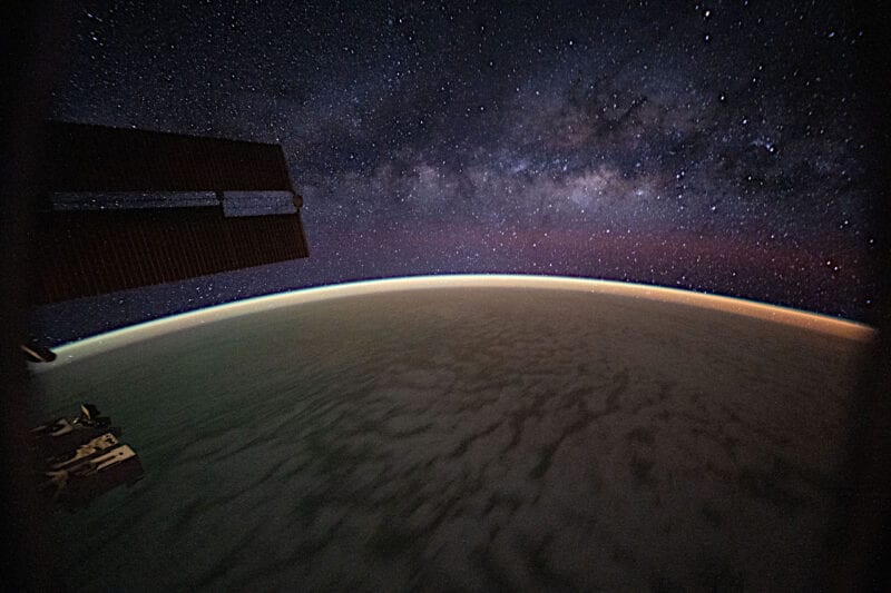 ISS（国際宇宙ステーション）から見た日本列島の夜景と天の川