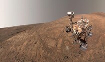 クレーターの縁の上で撮影された探査車パーサヴィアランスの自撮り画像