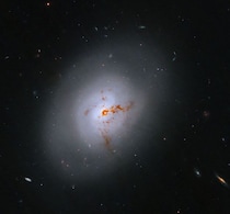 爆発的星形成を終えたばかりのレンズ状銀河NGC 1266　ハッブル宇宙望遠鏡が撮影