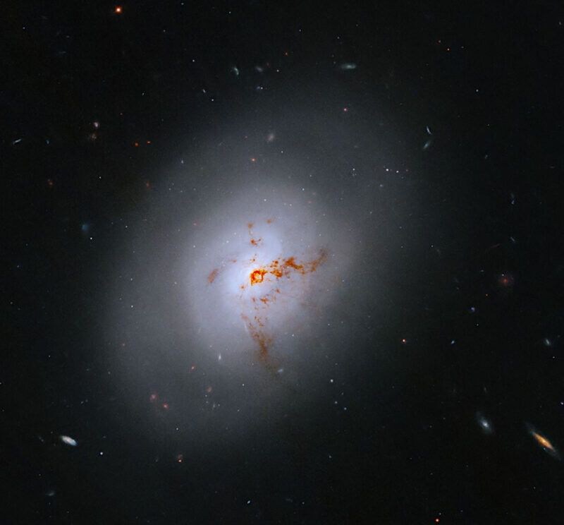 爆発的星形成を終えたばかりのレンズ状銀河NGC 1266　ハッブル宇宙望遠鏡が撮影