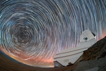 南米チリで撮影された弧を描く南天の星々とルービン天文台