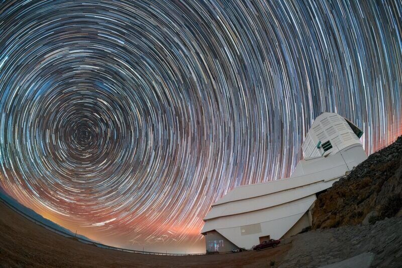 南米チリで撮影された弧を描く南天の星々とルービン天文台