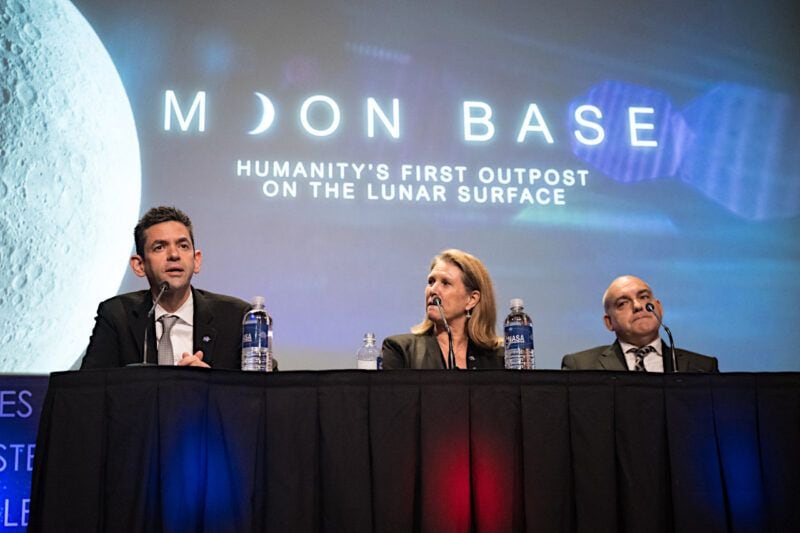 会見に臨むNASAのジャレッド・アイザックマン長官（向かって左）ら。Image Credit: NASA/Aubrey Gemignani