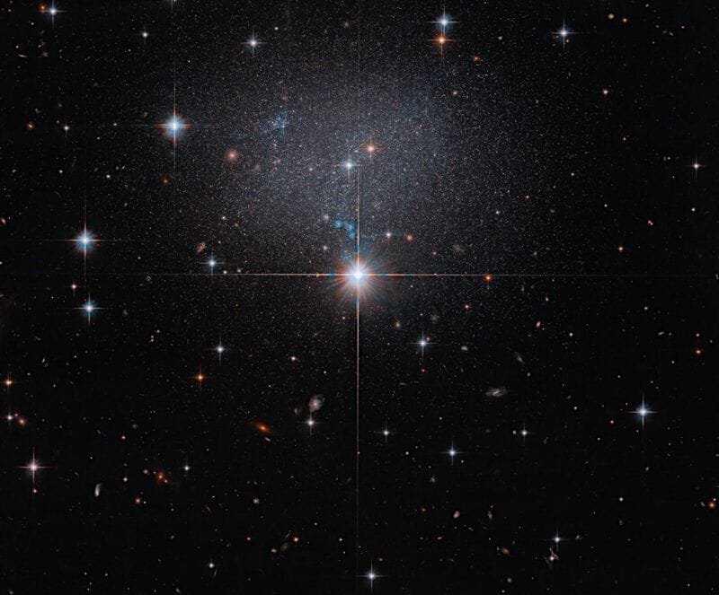 おとめ座の矮小不規則銀河ESO 490-017　ハッブル宇宙望遠鏡が撮影