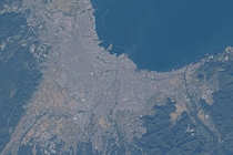 ISS（国際宇宙ステーション）から超望遠レンズで撮影された青森市付近