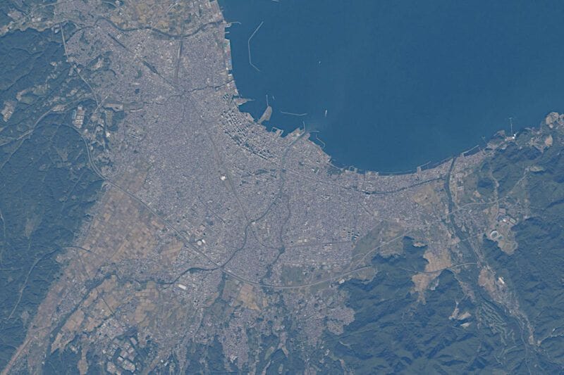 ISS(国際宇宙ステーション)から超望遠レンズで撮影された青森市付近