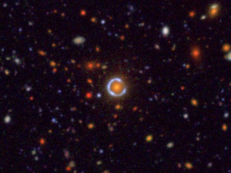 48億光年先と110億光年先の天体が作り出したアインシュタインリング　すばる望遠鏡が撮影