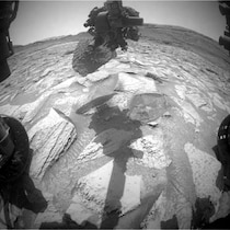 珍事発生！　火星探査車のドリルが岩を持ち上げた。数日かけて「振り落とし」成功