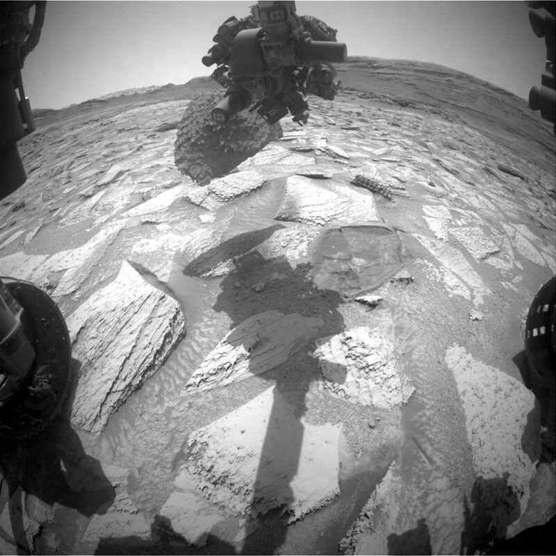 珍事発生！　火星探査車のドリルが岩を持ち上げた。数日かけて「振り落とし」成功