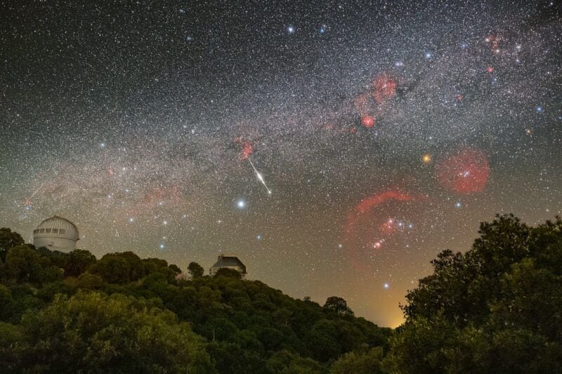 キットピークの夜空に輝くオリオン座とシリウス、そして流星