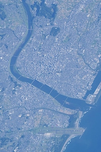 ISS（国際宇宙ステーション）から超望遠レンズで撮影された宮崎市