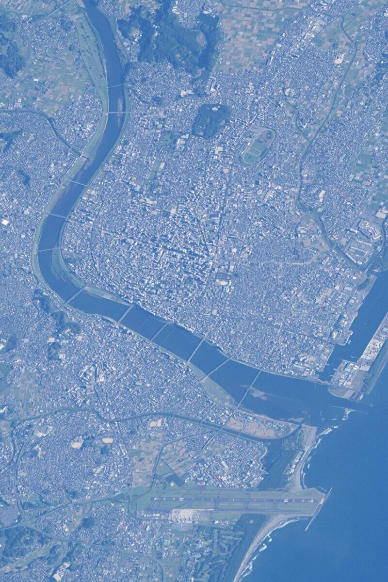 ISS(国際宇宙ステーション)から超望遠レンズで撮影された宮崎市