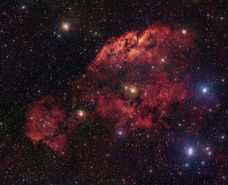 赤く輝く二つの星雲「ガム10」「ガム11」　ESOのPicture of the Week