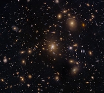 ハッブル宇宙望遠鏡がとらえた銀河団MACS0329-0211