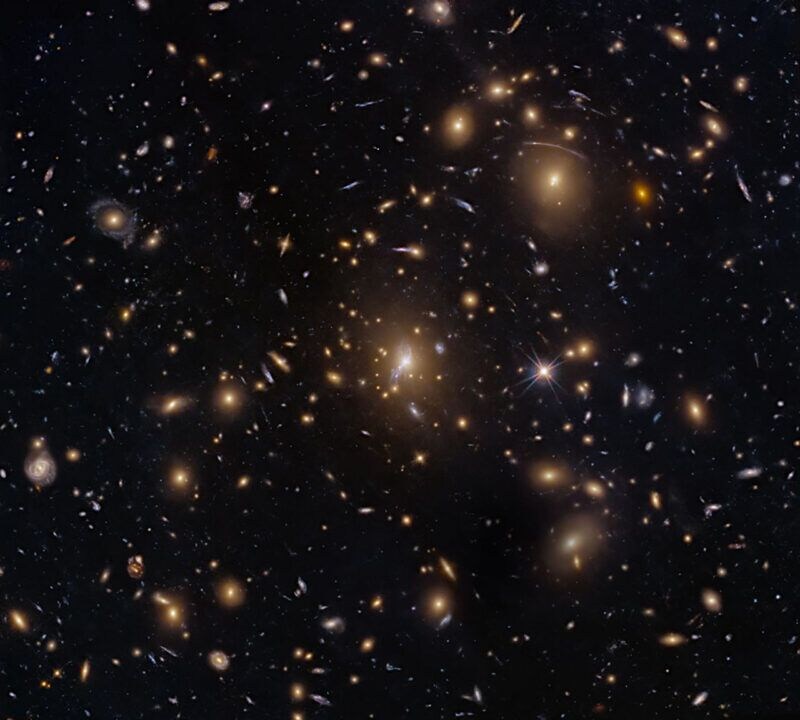 ハッブル宇宙望遠鏡がとらえた銀河団MACS0329-0211