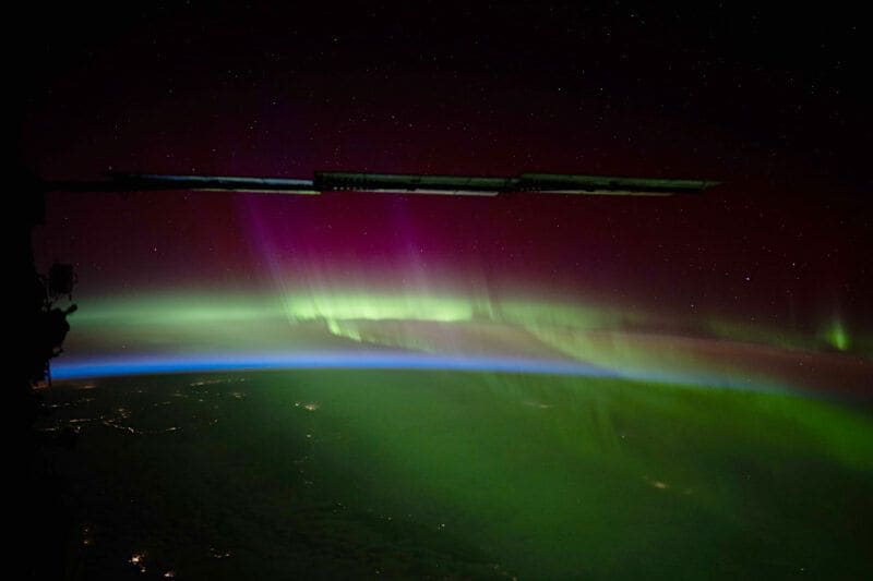 ISS（国際宇宙ステーション）からみた日没と大気層、オーロラ〜4Kタイムラプス映像