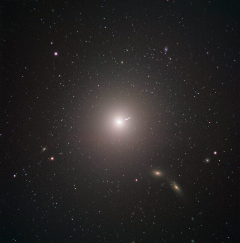 宇宙ジェットも映る巨大な楕円銀河M87　球状星団は1万2000個存在