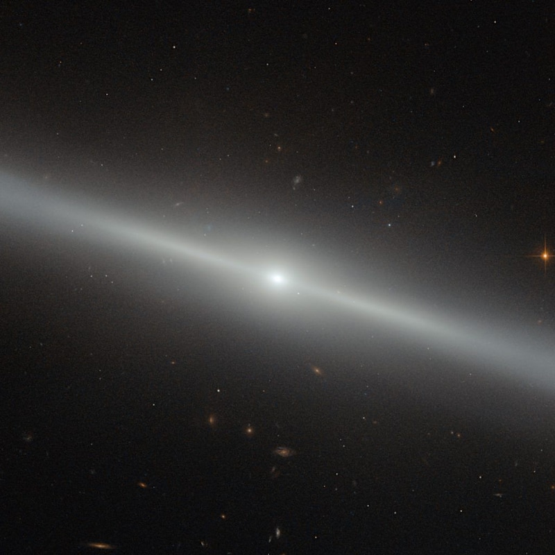 おとめ座のレンズ状銀河NGC 4762　ハッブル宇宙望遠鏡が撮影