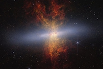 ウェッブ望遠鏡がとらえた葉巻銀河M82　塵に隠れた1650万個の星が見えた！