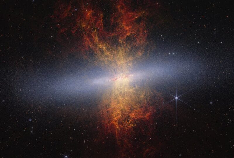 ウェッブ望遠鏡がとらえた葉巻銀河M82　塵に隠れた1650万個の星が見えた！