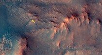 フルマラソンの距離を走破した火星探査車の機体と轍を宇宙からとらえた