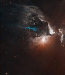ハッブル望遠鏡がとらえたガスと塵の雲の中で成長する若い星系