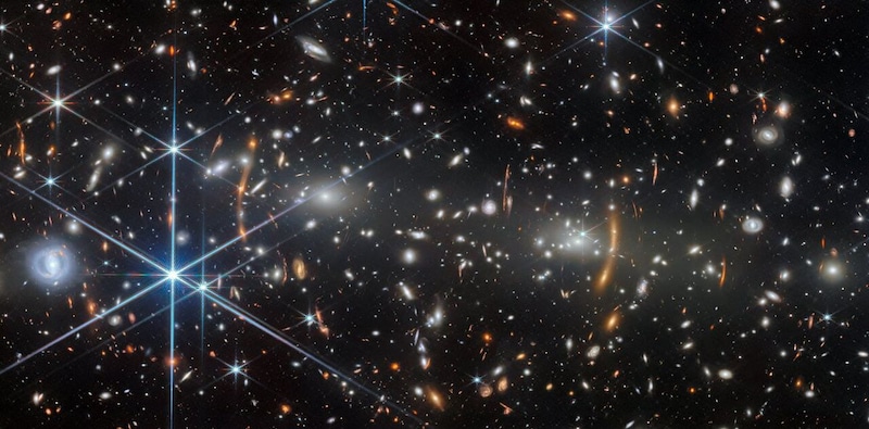 ジェイムズ・ウェッブ宇宙望遠鏡がとらえた銀河団MACS J0553.4-3342