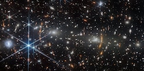 二つの銀河団の合体現場をジェイムズ・ウェッブ宇宙望遠鏡がとらえた　JWSTの「今月の1枚」