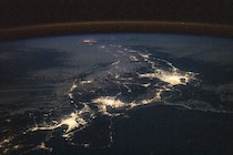 ISSから見た日本の夜景と地平線