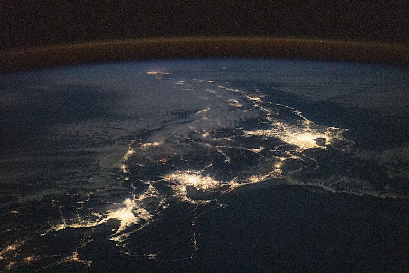ISSから見た日本の夜景と地平線