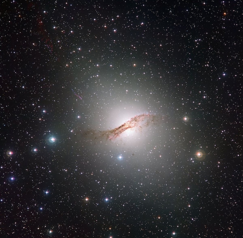 ESO（ヨーロッパ南天天文台）ラ・シヤ天文台のMPG/ESO 2.2m望遠鏡で撮影されたケンタウルス座A