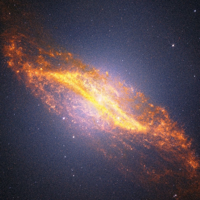 ジェイムズ・ウェッブ宇宙望遠鏡が近赤外線と中間赤外線でとらえたケンタウルス座A