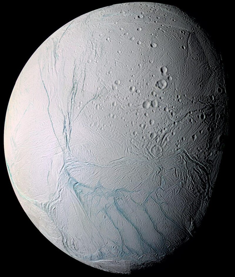 カッシーニ探査機がとらえた土星の衛星エンケラドス